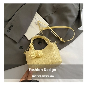 Détail du sac seau jaune tissé avec des textures fines et des ornements noués