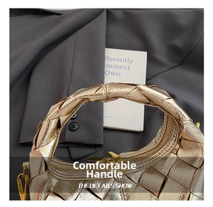 Détail du sac à main croissant tressé doré avec poignée tressée et finition dorée