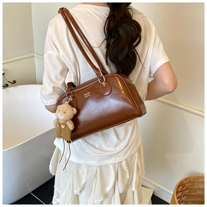 Borsa a tracolla marrone lucida con ciondolo a forma di orsetto e scritta retrò chic