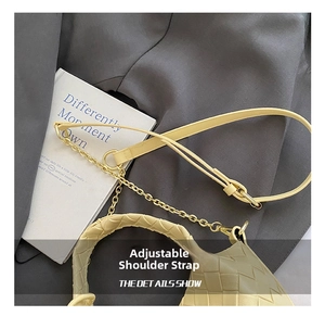 Détail du sac seau tissé avec bandoulière en cuir réglable et chaîne dorée
