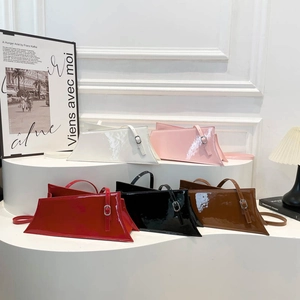 Sacs à bandoulière asymétriques en cuir verni cinq couleurs avec boucles en métal