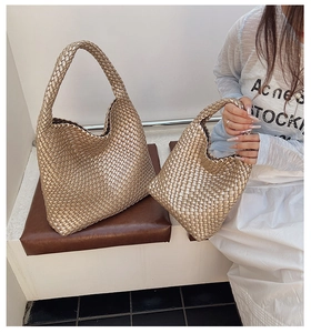 Détails d'un sac cabas tissé or champagne et d'un petit sac à main métallisé