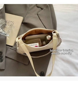 Vue intérieure du sac beige montrant la capacité pour téléphone et parfum