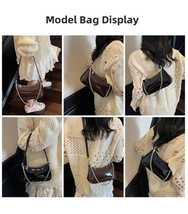 Détail de la texture en cuir verni brillant et de la chaîne argentée sur ces sacs portés épaule