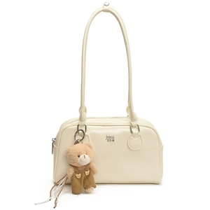 Sac à épaule minimaliste en cuir beige pour femme avec un joli charm d'ours en peluche