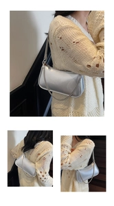 Détail du sac sous le bras argenté métallisé avec finition brillante et chaîne déco