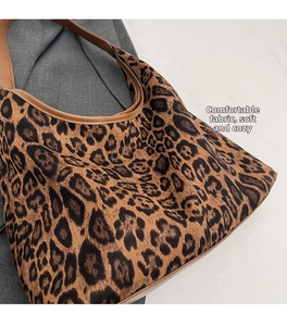 Detailansicht der Einkaufstasche mit Leopardenmuster und braunem Schultergurt-Design