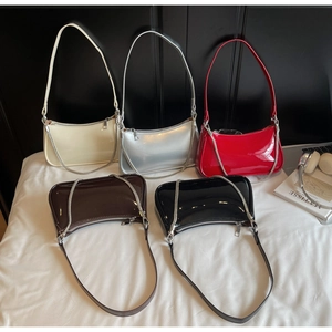 Cinq sacs baguette en cuir verni brillant en crème, argent, rouge, marron et noir