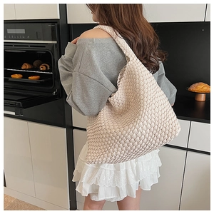 Détail du sac hobo tissé beige montrant la texture premium et la grande capacité