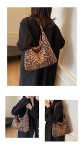 Detail einer großen Tragetasche mit Leopardenmuster zu einem schwarzen Blazer