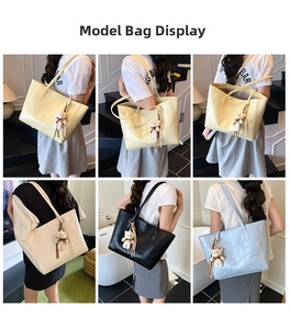 Collage de grands sacs cabas en quatre couleurs avec un pendentif ours mignon décoratif