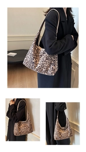 Nahaufnahme der Vintage-Tote-Bag mit Leopardenmuster und weicher Textur für Damen