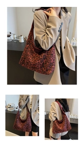 Detail der dunkelroten Shopper-Tasche mit Leopardenmuster, kombiniert mit einem hellen Blazer