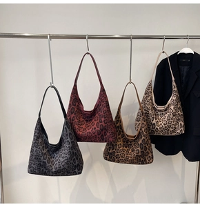 Detailansicht der Leopard-Print-Taschen in vier Farben an einem Metallständer