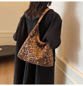Detail einer großen Leopard-Print Tote Bag mit braunen Lederriemen über der Schulter