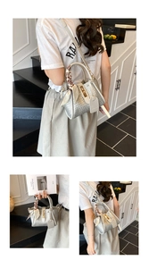 Détails d'un sac à main argenté tissé avec foulard décoratif et fermoir rotatif doré
