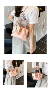 Sac seau rose tissé avec détail foulard en soie et bandoulière réglable polyvalente