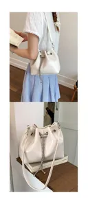 Détail du sac seau crème avec chaîne argentée et cordon de serrage en décor de vie