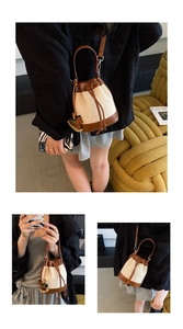 Détail du sac seau en toile avec bordure en cuir marron et breloque cheval