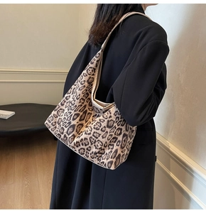 Detail der Hobo-Schultertasche mit Leopardenmuster und verstärkten beigen Tragegurtkanten