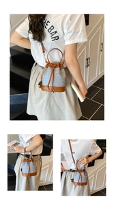 Détails du sac seau en denim bleu avec garniture en cuir marron et fermeture à cordon