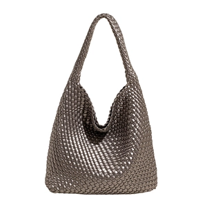 Sac fourre-tout gris métallisé tissé à la main au design hobo sur un fond blanc pur