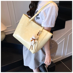 Sac fourre-tout jaune clair motif crocodile avec détail pendentif ours en peluche