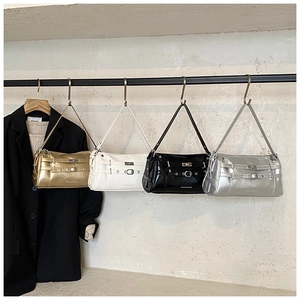 Detail trendiger Metallic-Biker-Taschen in Gold, Silber, Schwarz und Weiß an einer Stange
