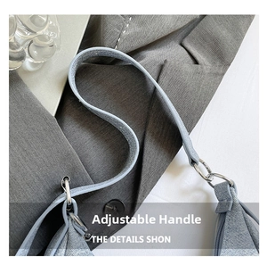Détail de la bandoulière réglable en denim bleu clair avec anneaux métalliques argentés