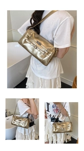 Detailansicht der goldenen Metallic-Umhängetasche mit dekorativen Schnallen und Metallverschluss