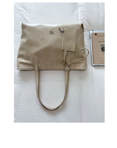 Flat lay of a beige leather tote bag with PAN TOP logo and matching small zipper pouch