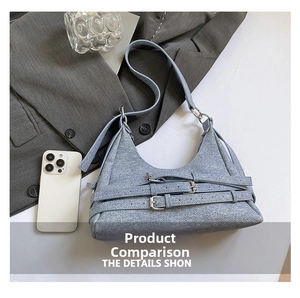 Vue détaillée du sac demi-lune en denim bleu clair avec référence de taille et boucles