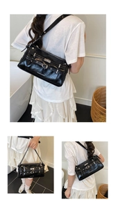 Nahaufnahme der schwarzen glänzenden Lackleder-Schultertasche mit silbernen Metallschnallen
