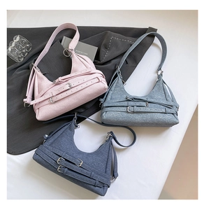 Sacs croissants chics en rose et bleu avec détails de sangles à boucles sur plat