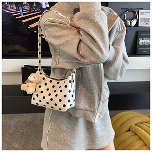 Schultertasche mit Polka-Dots und Bärenanhänger im modernen modischen Unterarmstil