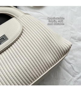 Vista dettagliata della borsa in pelle color crema con elegante chiusura a scatto argento