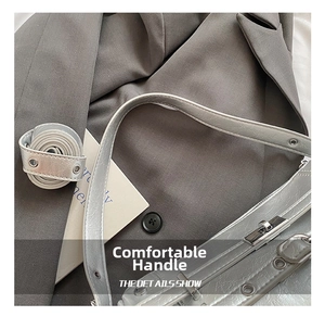 Detailansicht der silbernen Ledertasche mit Metallic-Finish und silbernen Nietenakzenten