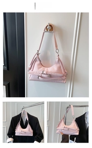 Détail du sac hobo croissant rose avec texture grainée et boucles décoratives