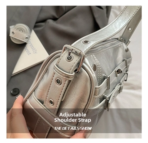 Detailansicht der silbernen Ledertasche mit verstellbarem Riemen und Metallschnalle