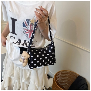 Detailansicht der Hobo-Tasche mit schwarz-weißen Punkten und Plüschbär-Anhänger