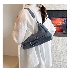 Sac bandoulière croissant en jean bleu foncé avec boucles métalliques argentées tendance