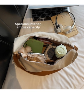 Interno spazioso della borsa tote in tela beige con spazio per oggetti quotidiani
