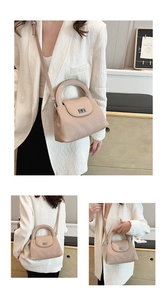 Vista dettagliata della borsa beige a pieghe con chiusura a scatto argento e manico