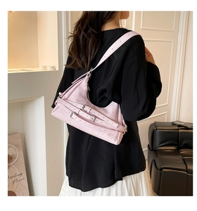 Sac sous le bras rose en forme de croissant avec trois boucles argentées et cuir grainé