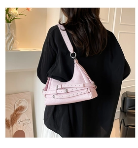 Détail du sac porté épaule rose clair avec boucles multiples porté par un mannequin