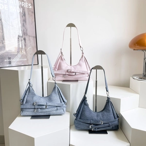 Sacs portés épaule en denim rose, bleu clair et marine avec détails de boucles