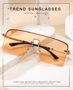 Détail de lunettes de soleil carrées en métal doré avec verres oranges et indice UV400