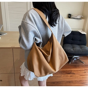 Dettaglio della borsa tote grande in tela color cammello con tessuto spesso e tracolla