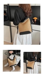 Détails du sac seau en paille tressée avec bordure en cuir noir et fine bandoulière
