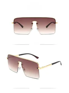 Détails des lunettes de soleil carrées dorées avec verres dégradés marron et style chic